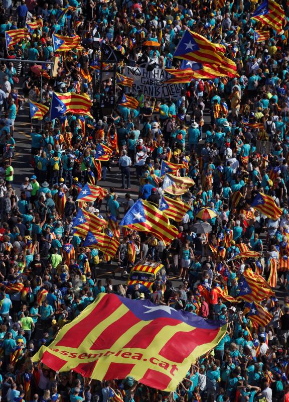 Cientos de miles de personas se manifestaron este miércoles en Barcelona a favor de la independencia y reclamando la libertad de los presos secesionistas. Según la Guardia Urbana, en torno a 600.000 personas participaron en la protesta organizada por la ANC y Ómnium Cultural, convertida ya en una tradición en el inicio político en Cataluña. La jornada terminó con el desalojo del parque de la Ciutadella de Barcelona tras dispersar a los cerca de 300 manifestantes independentistas que se concentraban las puertas del Parlament, entre insultos y momentos de tensión de los Mossos d'Esquadra con algunos grupos de activistas.