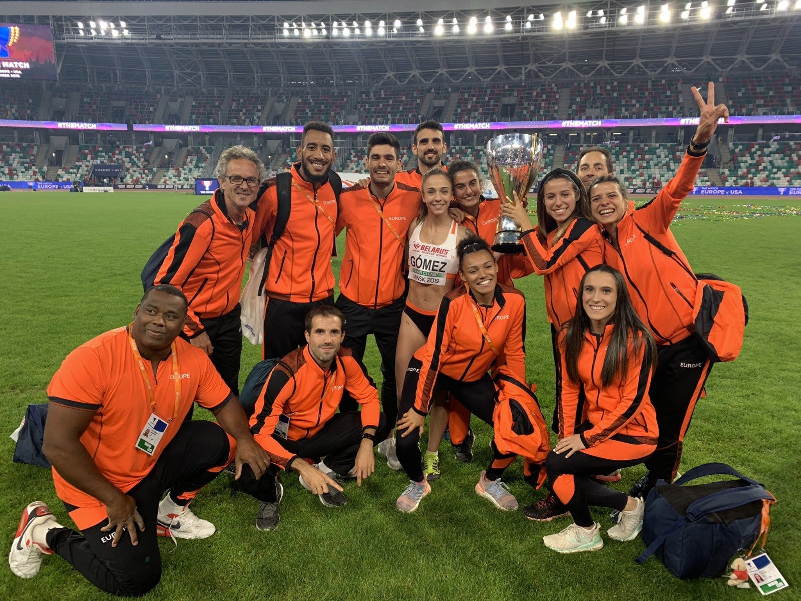 Lara Gómez, en el centro, junto a los integrantes del equipo de Europa que disputó 'The Match'