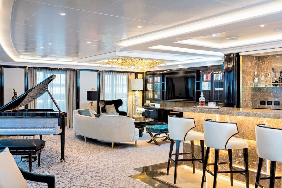 Seven Seas Explorer - The Regent Suite. Aquellos que se han subido a bordo de un Regent Seven Seas sabrán que existe una suite cuyas dimensiones alcanzan los 380 metros cuadrados, y no solo el barco es uno de los más lujosos del mundo, sino que la suite The Regent es la segunda más grande. De los 390 metros cuadrados, 90 los ocupan dos espectaculares terrazas. Reconocidos artistas como Picasso adornan el pasillo de entrada con sus litografías. Su interior es blanco y negro, elegantemente decorado con un estilo neoyorkino, con ventanales que ocupan toda la pared de suelo a techo. Dos salones, un comedor, dos dormitorios y hasta su propio spa son algunas de las lujosas habitaciones que contiene, además de un servicio de mayordomo y un elegante piano de cola.