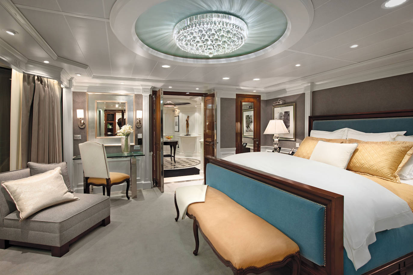 Oceania Cruises - Owner's Suite. La exclusiva compañía upper-premium Oceania Cruises cuenta con unas de las mejores suites a bordo de sus buques Marina y Riviera. En ellos podemos encontrar la lujosa Owner's Suite con 190 metros cuadrados, y la séptima más amplia del mundo dentro de un crucero. Esta suite no tiene nada que envidiar a cualquier suite de un hotel de lujo gracias a su diseño e instalaciones. Cuenta con un amplio vestidor privado, un baño con bañera hidromasaje equipado con productos de la firma de lujo Bvlgari, y los muebles que la decoran están diseñados por el prestigioso diseñador Ralph Lauren. 