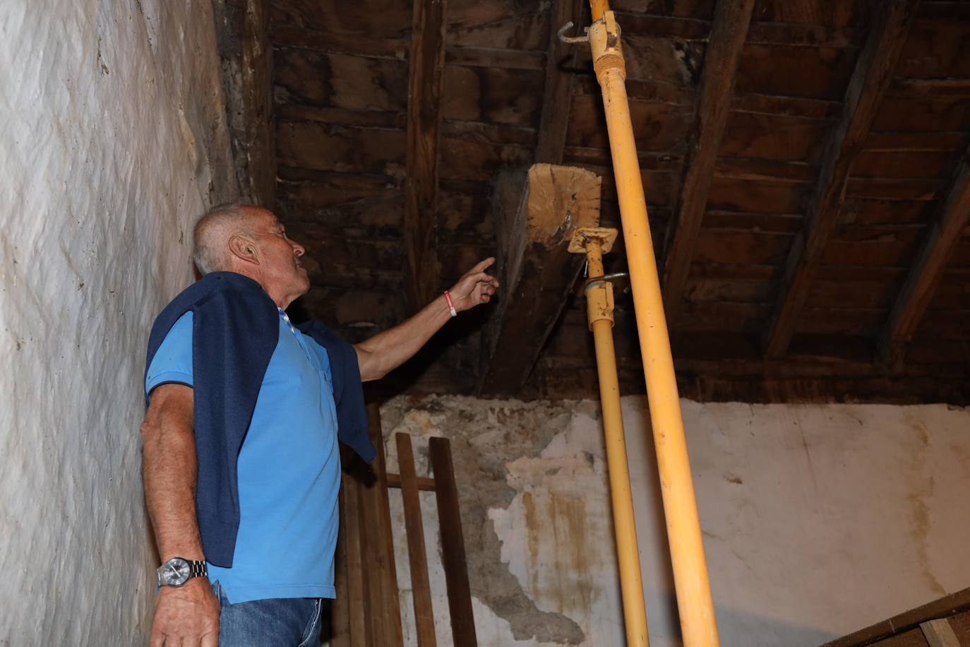 Techos apuntalados, grietas en las paredes, humedades... Los vecinos de Yebas, en Cabezón de Liébana, están indignados por el ruinoso estado de su iglesia y por la falta de respuesta del Obispado