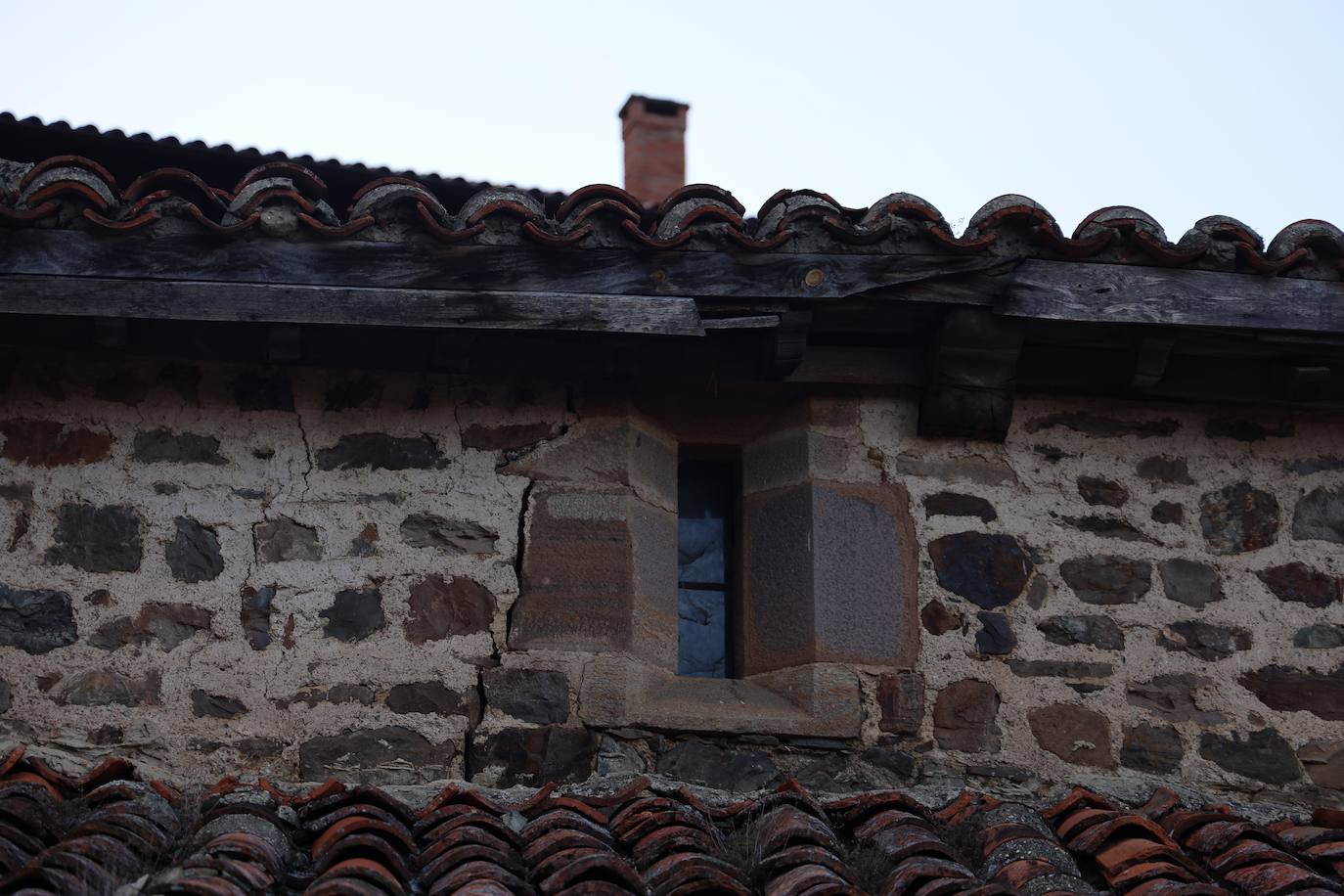 Techos apuntalados, grietas en las paredes, humedades... Los vecinos de Yebas, en Cabezón de Liébana, están indignados por el ruinoso estado de su iglesia y por la falta de respuesta del Obispado