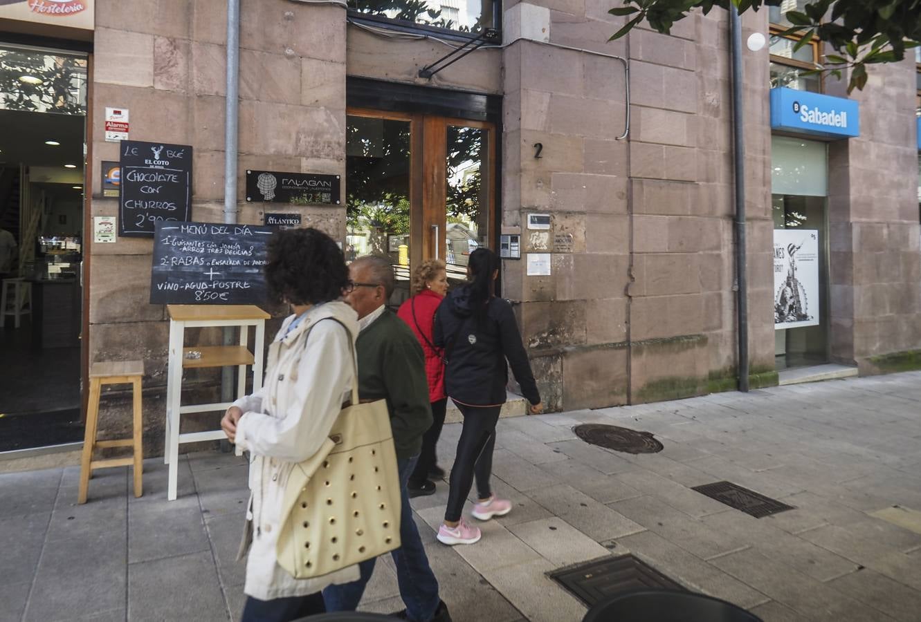Los ladrones desvalijaron una oficina de Torrelavega, llevándose 300.000 euros en relojes de alta gama. Utilizaron una lanza térmica para abrir la caja fuerte de la empresa, a la que entraron por el método del butrón