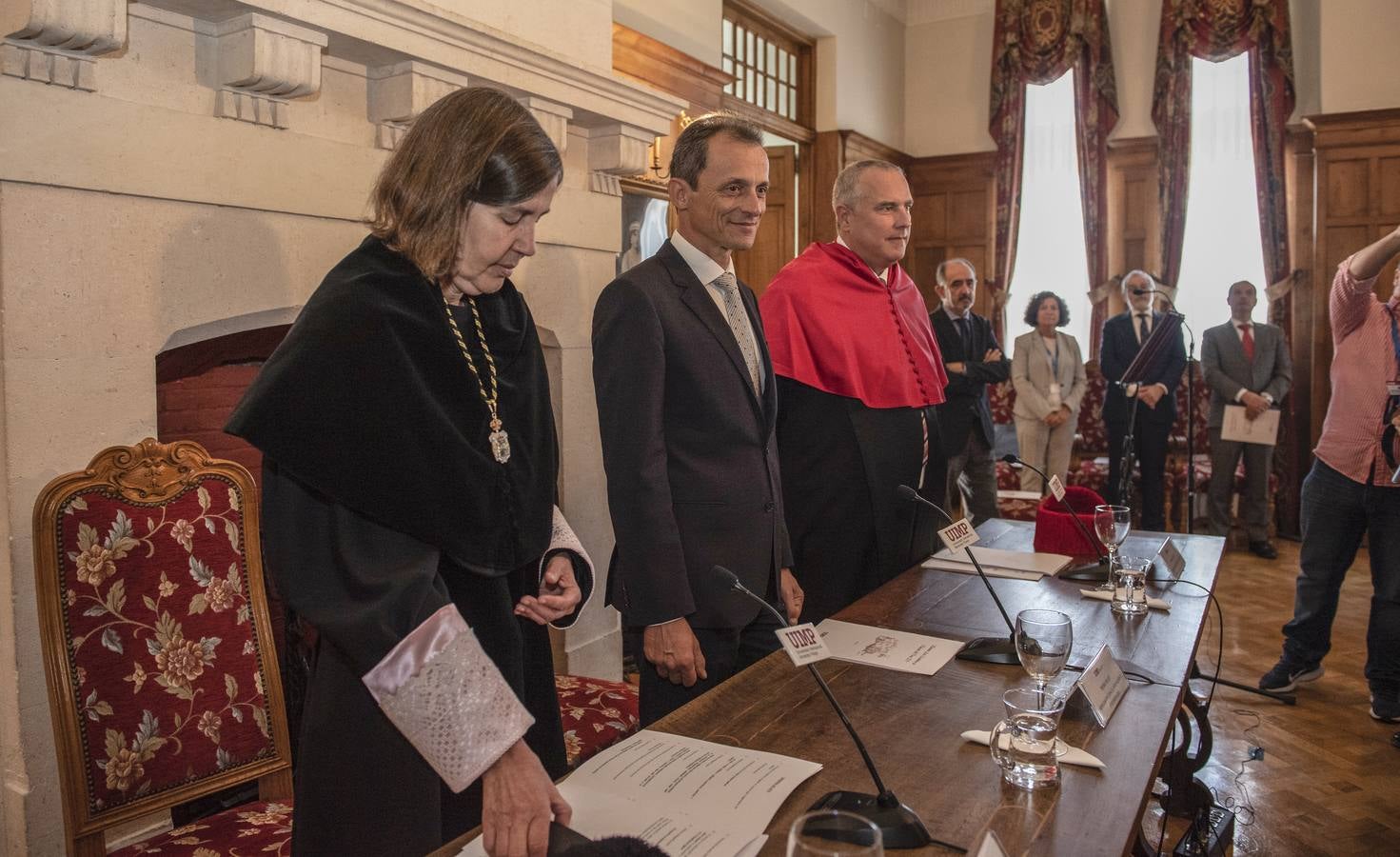 La UIMP ha clausurado sus cursos de verano con la lección del filósofo y ensayista Daniel Innerarity 'Humanizar el ecosistema de la inteligencia universal', a la que ha asistido el ministro de Ciencia, Innovación y Universidades en funciones, Pedro Duque.