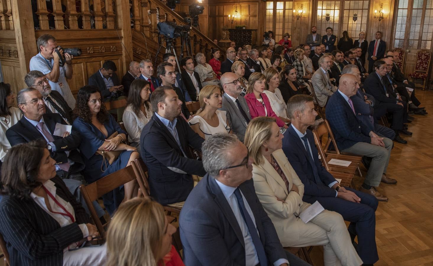 La UIMP ha clausurado sus cursos de verano con la lección del filósofo y ensayista Daniel Innerarity 'Humanizar el ecosistema de la inteligencia universal', a la que ha asistido el ministro de Ciencia, Innovación y Universidades en funciones, Pedro Duque.