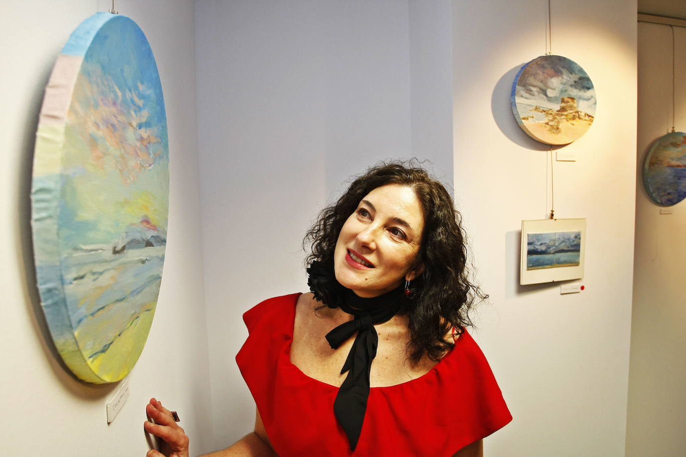 2016. Exposición de Claudia Iza, en la galería de arte de El Diario Montañés, en Torrelavega