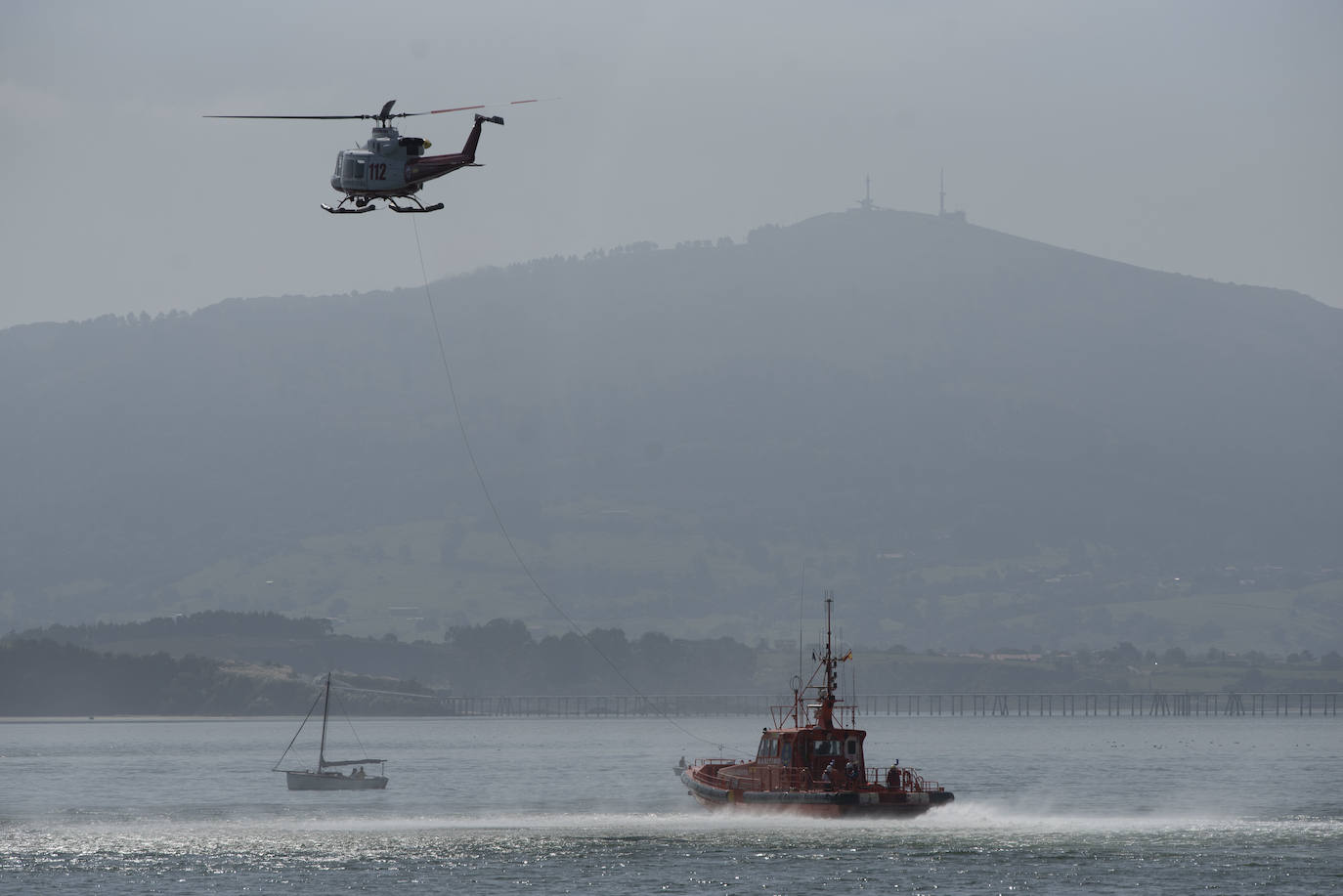 Un momento del simulacro de rescate en la bahía de Santander. 