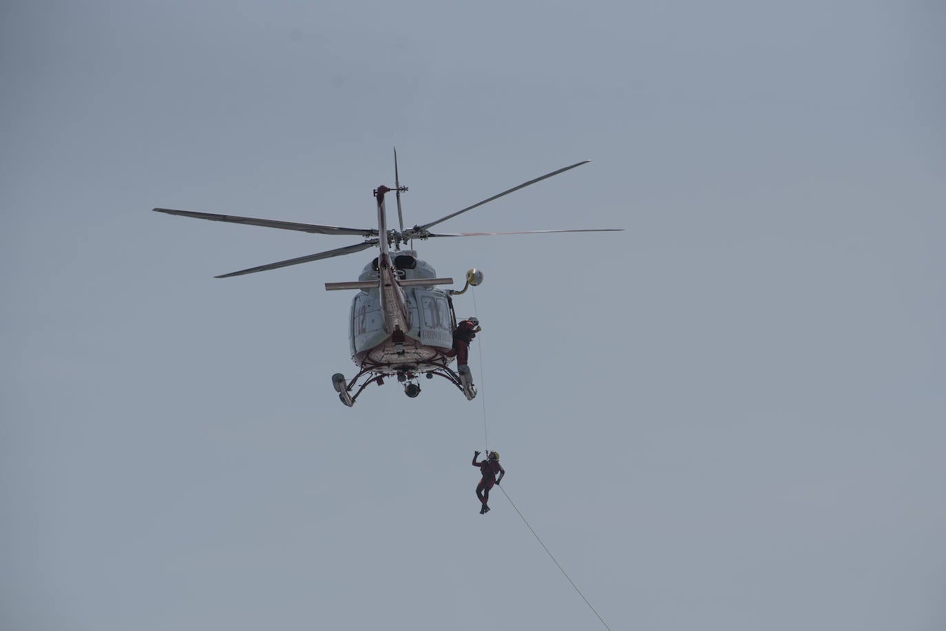 Un momento del simulacro de rescate en la bahía de Santander. 