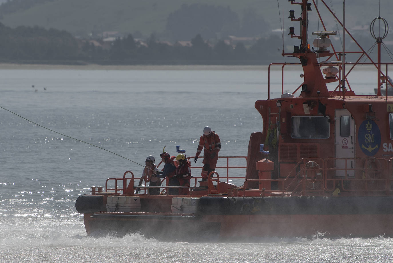 Un momento del simulacro de rescate en la bahía de Santander. 