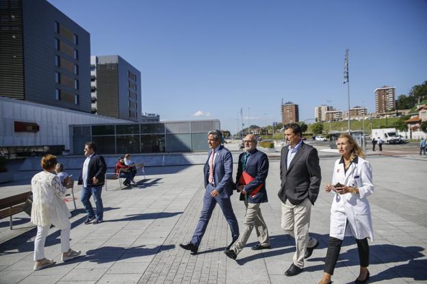 Pablo Zuloaga, Miguel Rodríguez, Rafael Tejido y Beatriz López, a su llegada ayer a Valdecilla. 