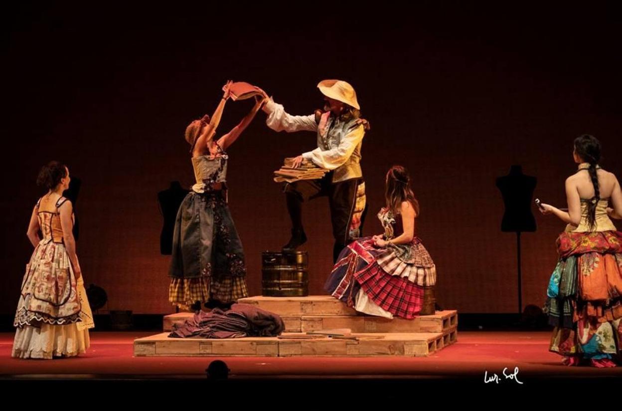 Los asturianos de Teatro del Cuervo presentan 'Bojiganga'.