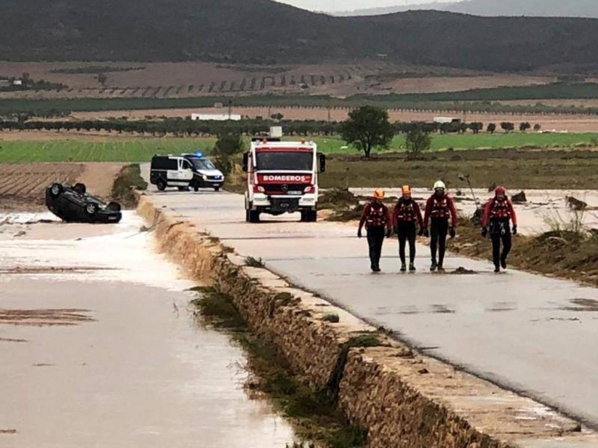 Coche en el que fallecieron dos hermanos el jueves al ser arrastrado el vehículo por la fuerza del agua en Caudete (Albacete)