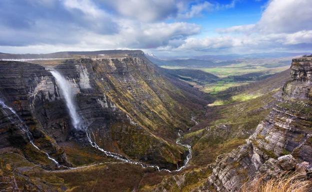 El espectacular salto de agua del Nervión cobra vida fundamentalmente en época de deshielo.