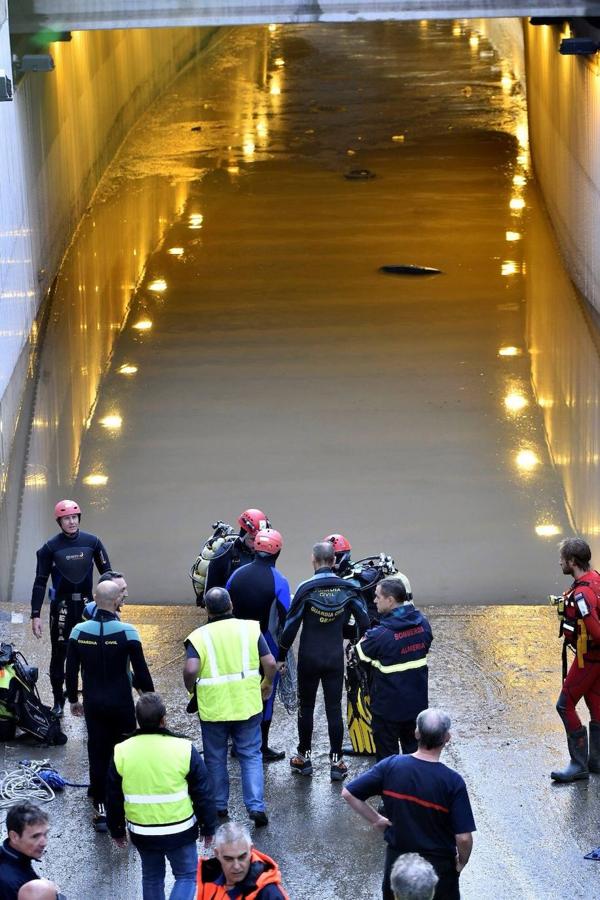 Los equipos de rescate, durante los trabajos para recuperar el cuerpo del hombre fallecido en un túnel de Almería.