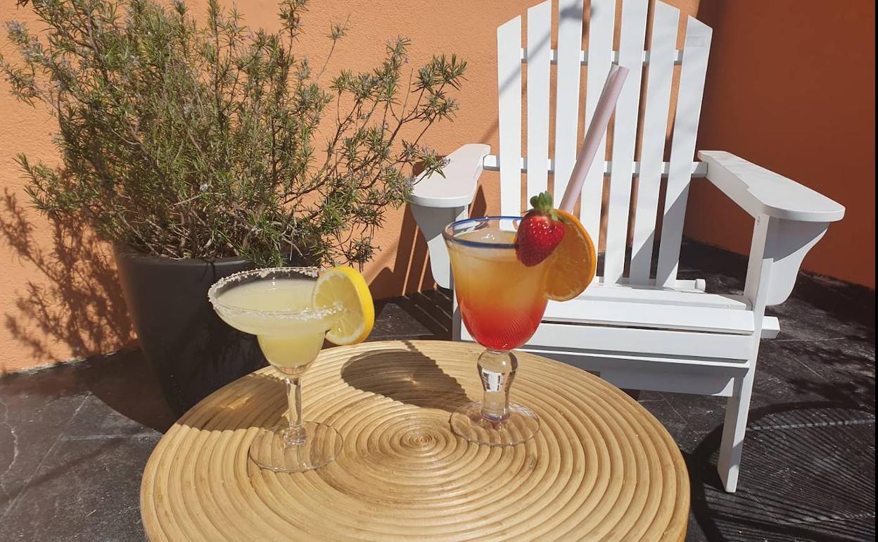 Cóctel margarita y la versión Irons del tequila sunrise. 