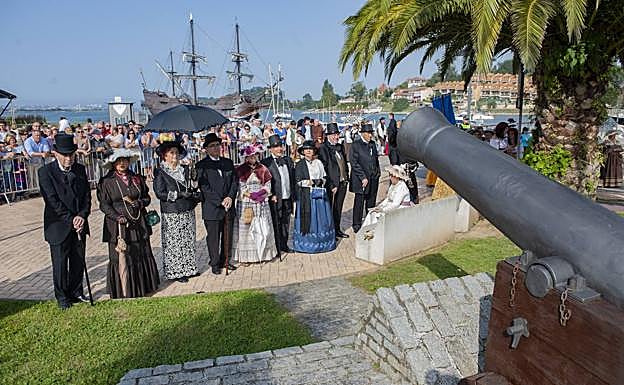 El acto de homenaje al Real Astillero de Guarnizo reunió a centenares de personas en la plaza que desde hoy recibe el nombre de Gaztañeta.