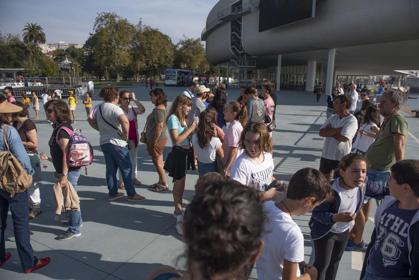 Dentro de los actos del III Festival del Mar, este homenaje ha tenido lugar en el mástil que aún se conserva de la instalación, ubicado ahora junto a la Escuela de Náutica