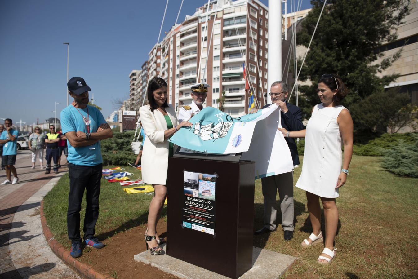 Dentro de los actos del III Festival del Mar, este homenaje ha tenido lugar en el mástil que aún se conserva de la instalación, ubicado ahora junto a la Escuela de Náutica