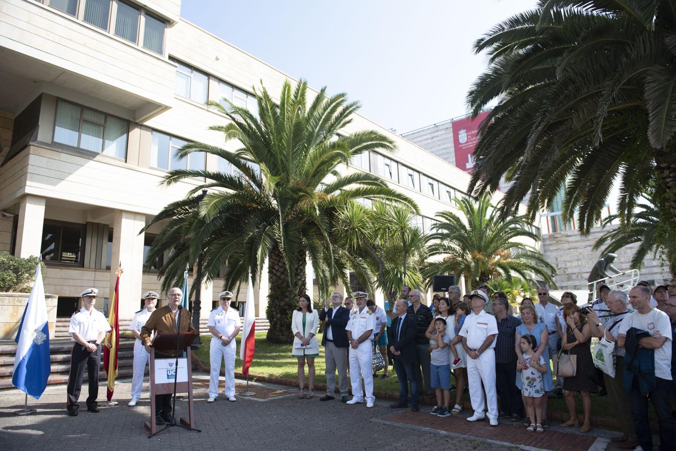 Dentro de los actos del III Festival del Mar, este homenaje ha tenido lugar en el mástil que aún se conserva de la instalación, ubicado ahora junto a la Escuela de Náutica