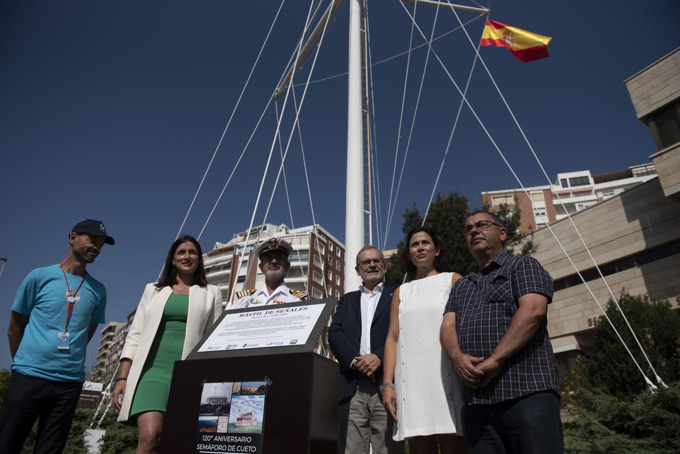 Dentro de los actos del III Festival del Mar, este homenaje ha tenido lugar en el mástil que aún se conserva de la instalación, ubicado ahora junto a la Escuela de Náutica