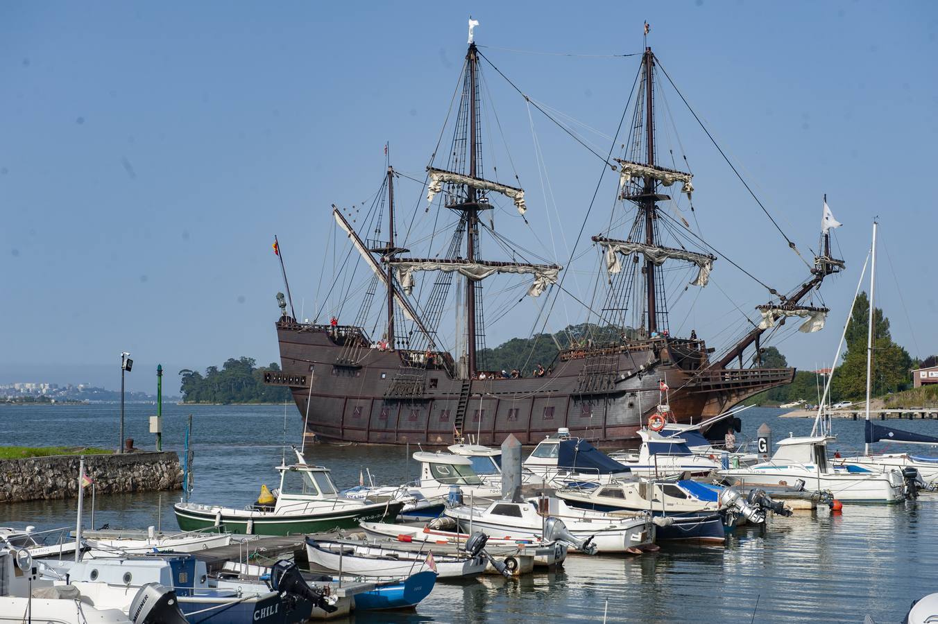 El esfuerzo de la Asociación Amigos del Real Astillero, meses atrás, por poner en valor la historia naval del municipio recogió este sábado sus frutos en el primer acto homenaje al Real Astillero de Guarnizo