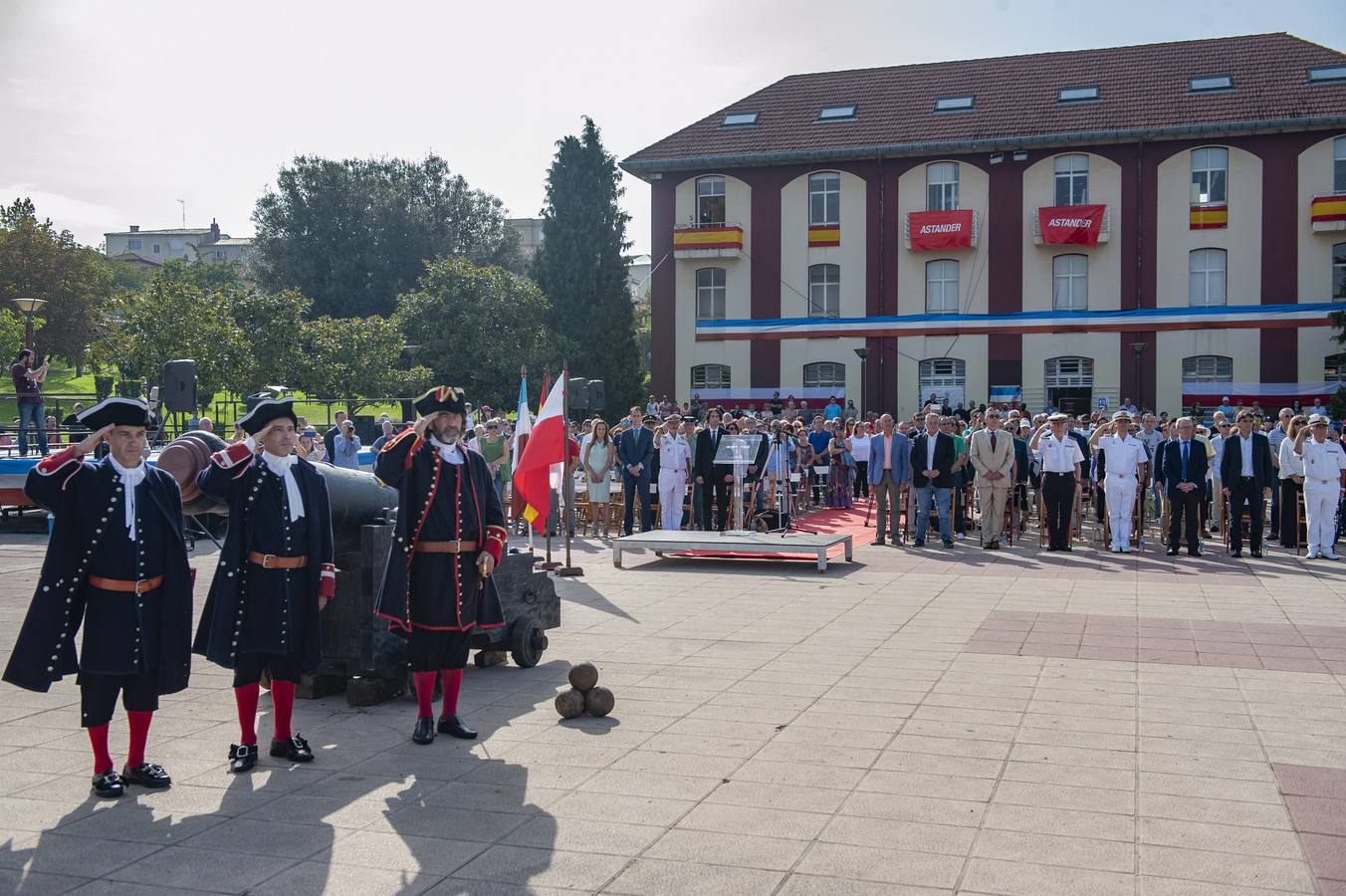El esfuerzo de la Asociación Amigos del Real Astillero, meses atrás, por poner en valor la historia naval del municipio recogió este sábado sus frutos en el primer acto homenaje al Real Astillero de Guarnizo