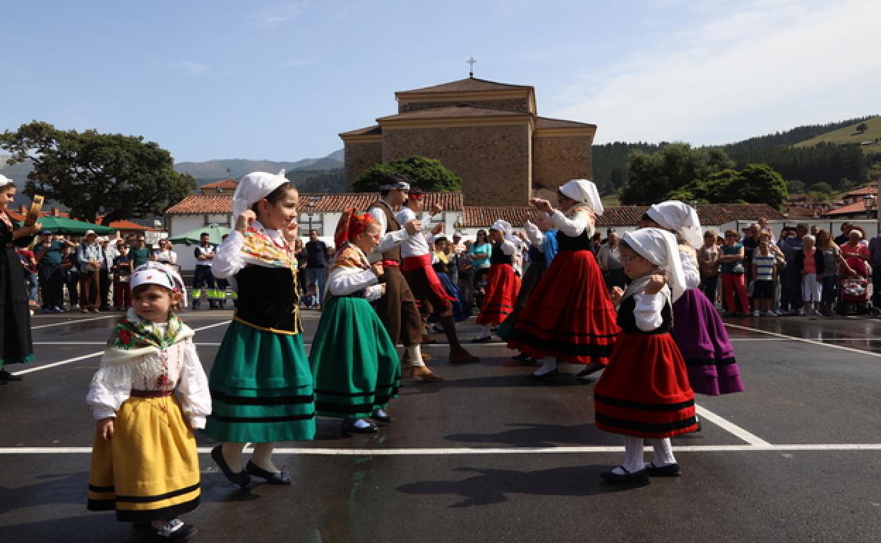 Los bailes tradicionales se mostraron en La Serna durante el Día de Liébana. 