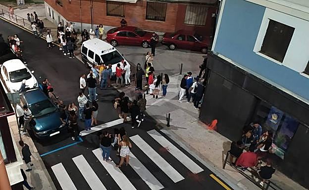Clientes y policías, en la calle sobre las cuatro de esta madrugada.