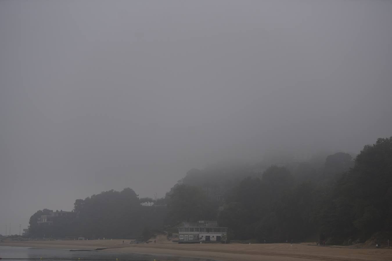 Localidades de la franja costera de Cantabria han amanecido este domingo cubiertas bajo un espeso manto de niebla.