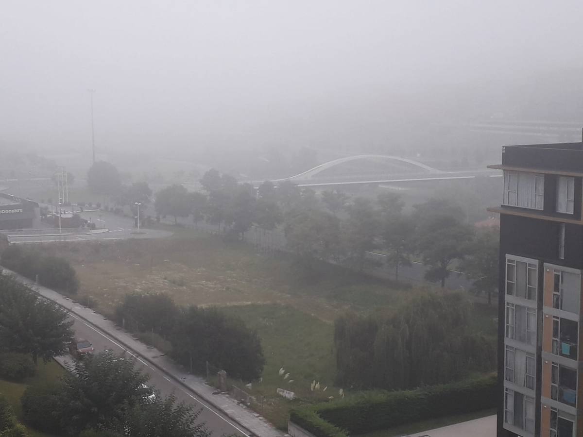 Localidades de la franja costera de Cantabria han amanecido este domingo cubiertas bajo un espeso manto de niebla.