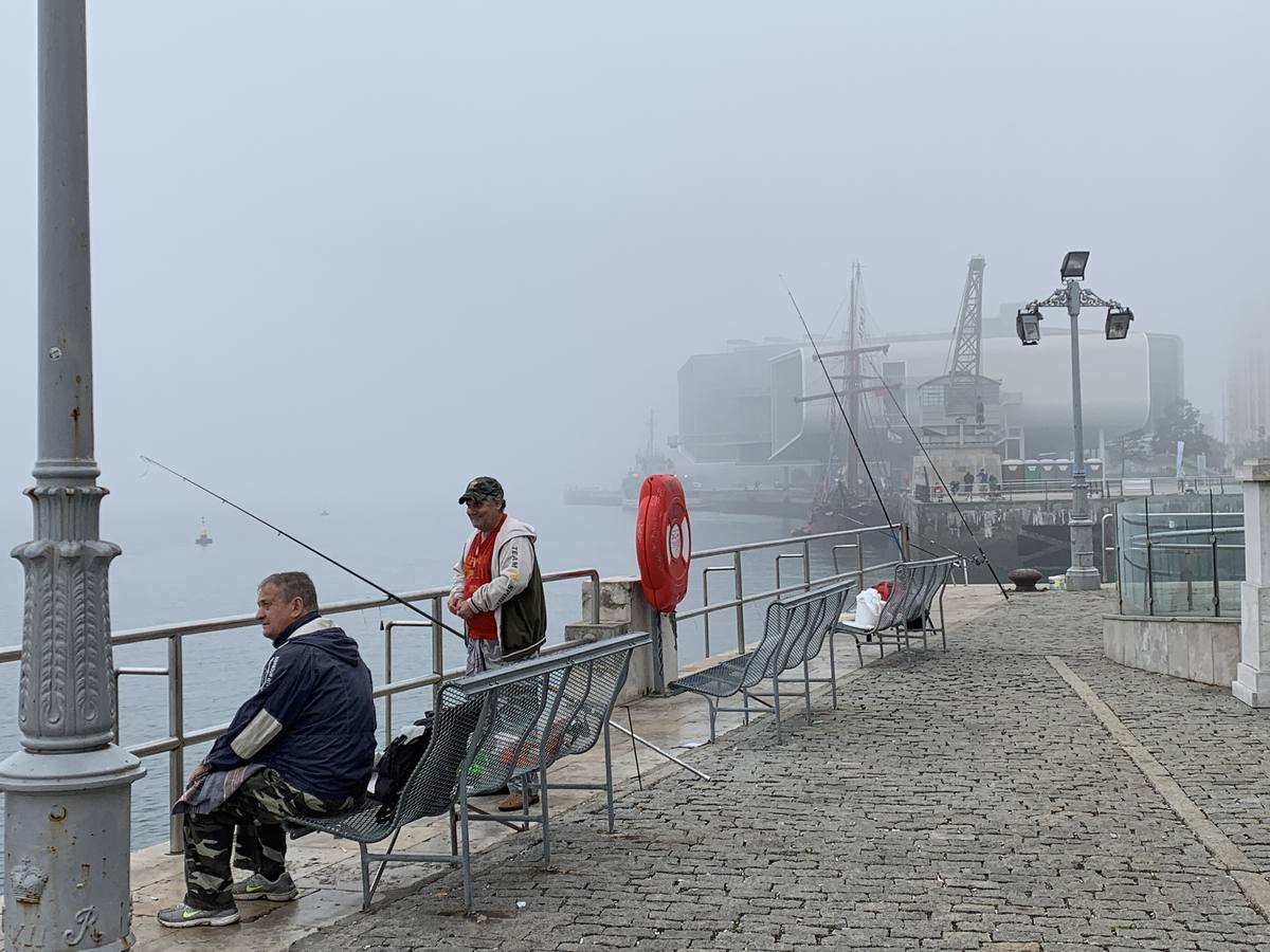 Localidades de la franja costera de Cantabria han amanecido este domingo cubiertas bajo un espeso manto de niebla.