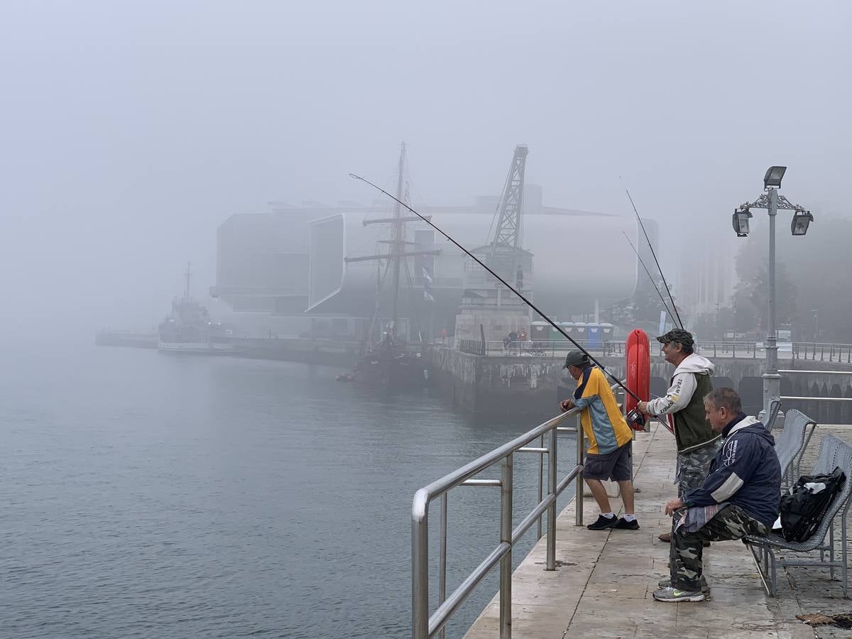 Localidades de la franja costera de Cantabria han amanecido este domingo cubiertas bajo un espeso manto de niebla.