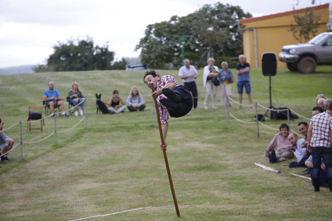 Imágenes del concurso de salto pasiego de Vioño, en la pradera de la Virgen de Valencia