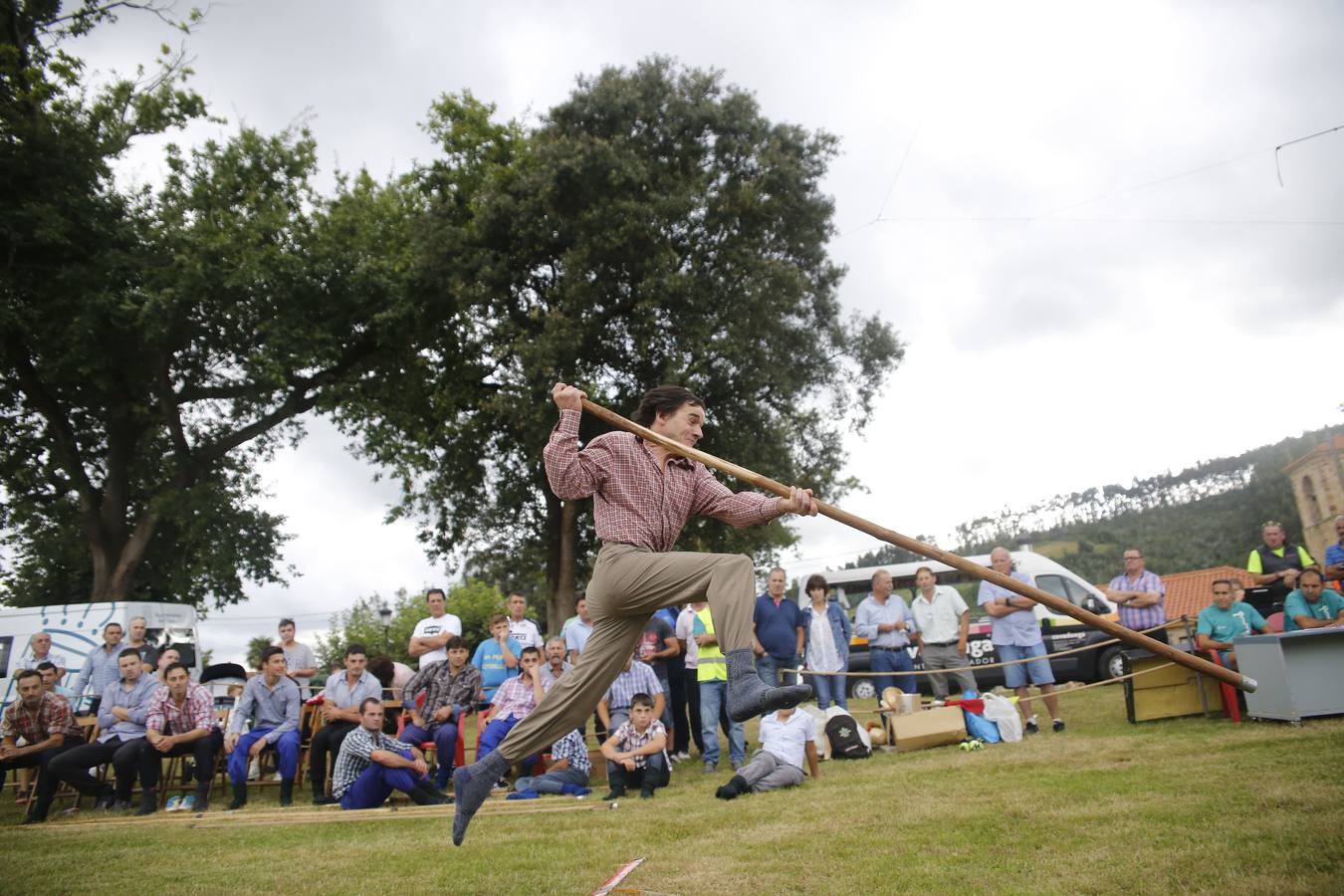 Imágenes del concurso de salto pasiego de Vioño, en la pradera de la Virgen de Valencia