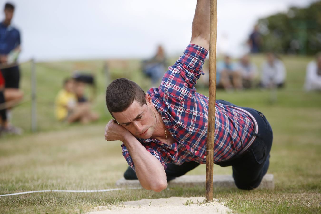 Imágenes del concurso de salto pasiego de Vioño, en la pradera de la Virgen de Valencia