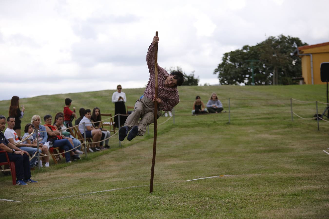 Imágenes del concurso de salto pasiego de Vioño, en la pradera de la Virgen de Valencia