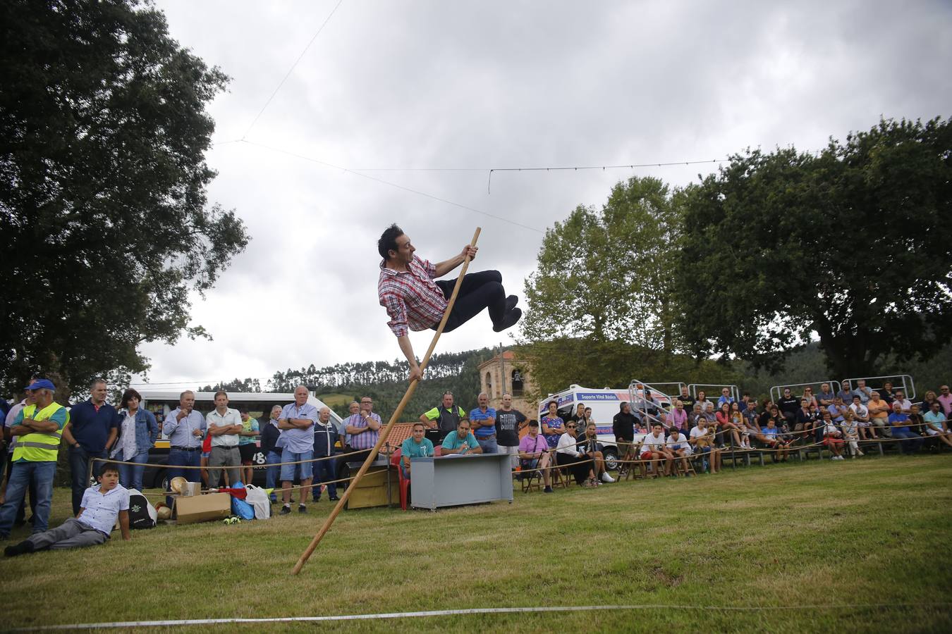 Imágenes del concurso de salto pasiego de Vioño, en la pradera de la Virgen de Valencia