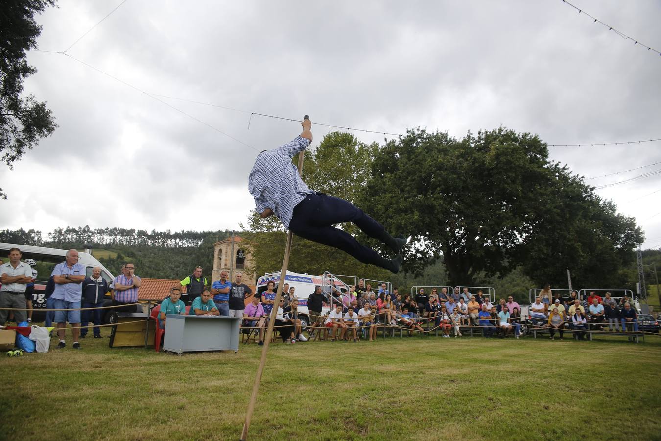 Imágenes del concurso de salto pasiego de Vioño, en la pradera de la Virgen de Valencia