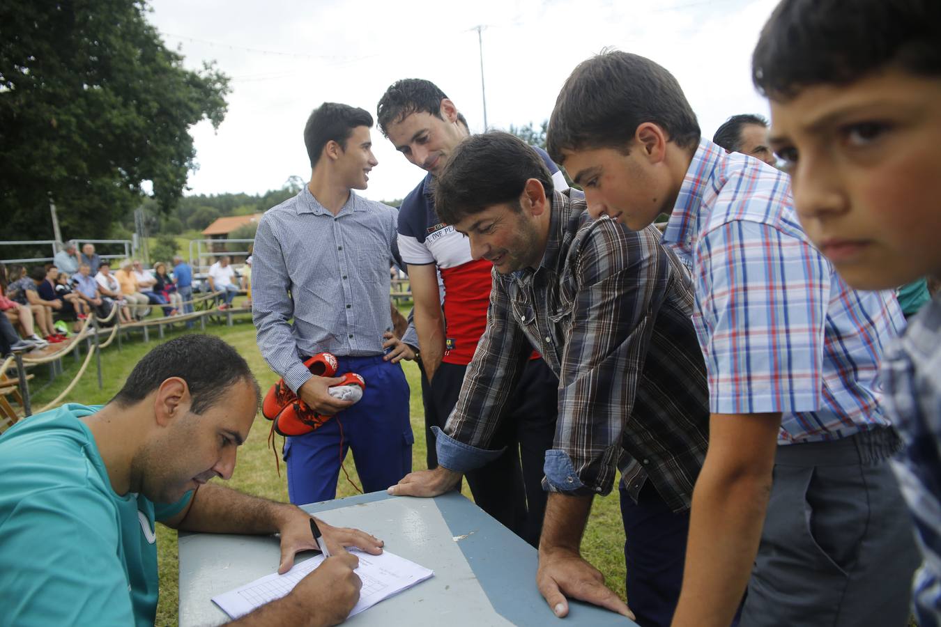 Imágenes del concurso de salto pasiego de Vioño, en la pradera de la Virgen de Valencia