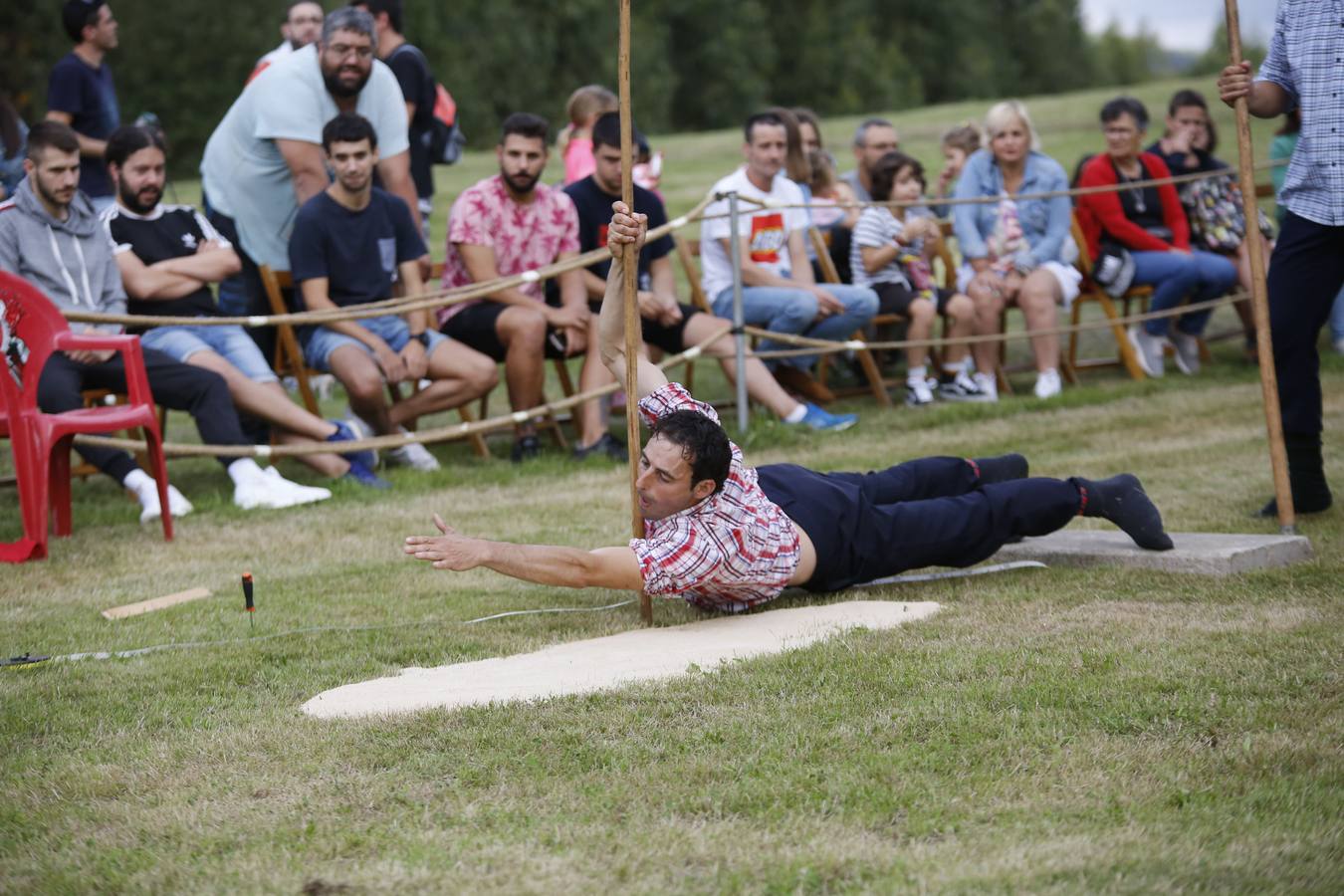 Imágenes del concurso de salto pasiego de Vioño, en la pradera de la Virgen de Valencia