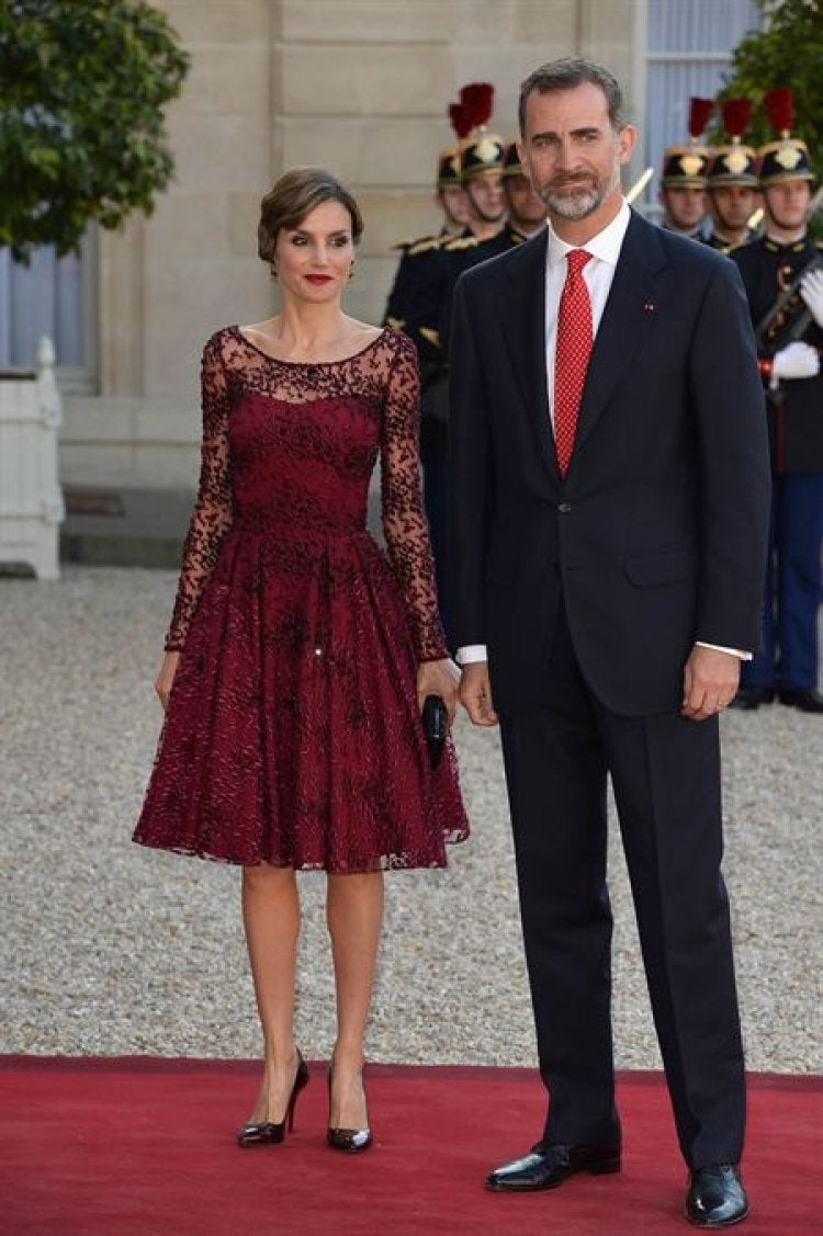 Doña Letizia ha cumplido 47 años y nuestro particular regalo para la reina es un repaso por la evolución de su imagen a través de algunos de sus estilismos más memorables. Aquella joven que se estaba labrando un prometedor futuro profesional como periodista lo dejó todo por amor. El por aquel entonces príncipe Felipe anunció su compromiso oficial con la asturiana y se casaron en la Catedral de la Almudena el 22 de mayo de 2004. Diez años más tarde, fueron coronados reyes de España tras la abdicación del rey Juan Carlos. Cada uno de esos momentos clave en la vida de doña Letizia ha estado marcado por sus looks, analizados al detalle por la prensa a lo largo de los años.