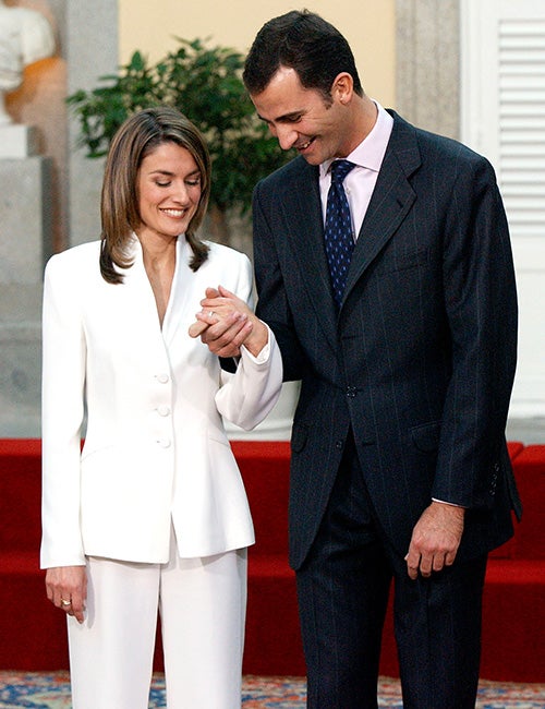 Doña Letizia ha cumplido 47 años y nuestro particular regalo para la reina es un repaso por la evolución de su imagen a través de algunos de sus estilismos más memorables. Aquella joven que se estaba labrando un prometedor futuro profesional como periodista lo dejó todo por amor. El por aquel entonces príncipe Felipe anunció su compromiso oficial con la asturiana y se casaron en la Catedral de la Almudena el 22 de mayo de 2004. Diez años más tarde, fueron coronados reyes de España tras la abdicación del rey Juan Carlos. Cada uno de esos momentos clave en la vida de doña Letizia ha estado marcado por sus looks, analizados al detalle por la prensa a lo largo de los años.