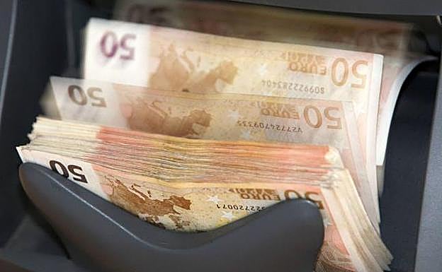 Una máquina cuenta billetes de 50 euros. 
