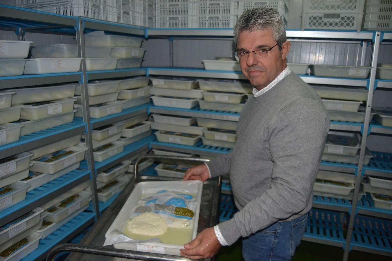 Roberto Hoyo, junto con sus padres Milagros Lombera y Feliciano Hoyo. 
