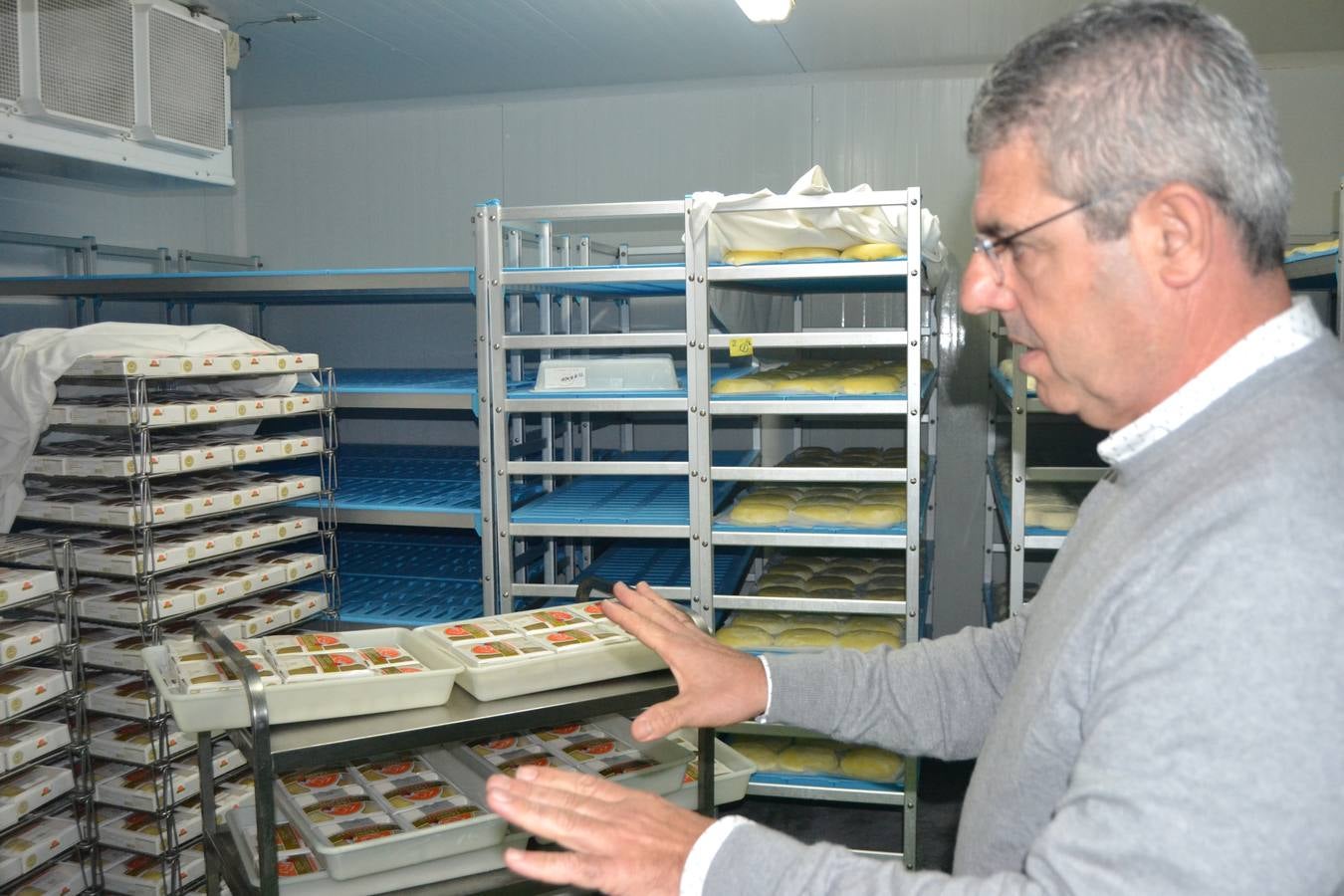 Roberto Hoyo, junto con sus padres Milagros Lombera y Feliciano Hoyo. 