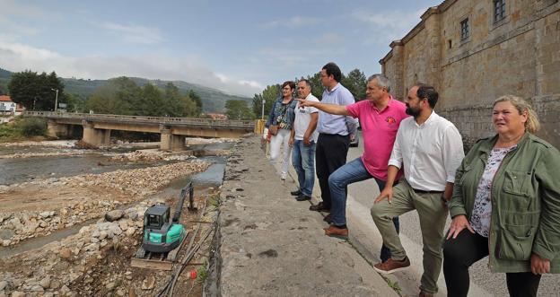 Desde la izquierda, Víctor Reinoso, Javier Camino, Belén Ceballos, Nicolás Toral, Margarita Martínez y Jaime Díez, ayer, en Villanueva de la Peña. 