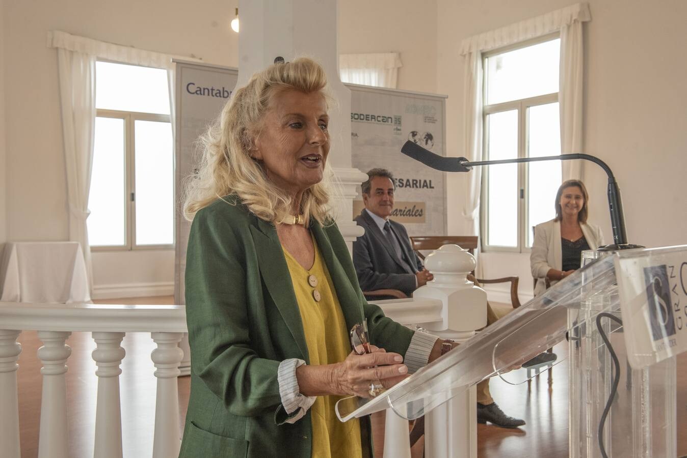 La vicepresidenta del Banco Santander España, Isabel Tocino, ha ofrecido la conferencia inaugural del I Encuentro Económico Empresarial organizado por la Asociación de Mujeres Empresarias de Cantabria, en el Casino del Sardinero.