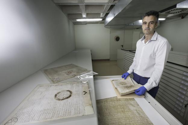 Francisco García, director del Archivo Histórico, exhibe documentos del fondo regional. 