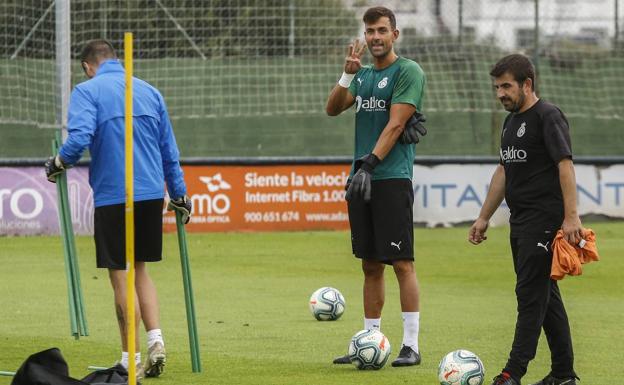 Imagen principal - Un entrenamiento distendido, a la espera del Sporting