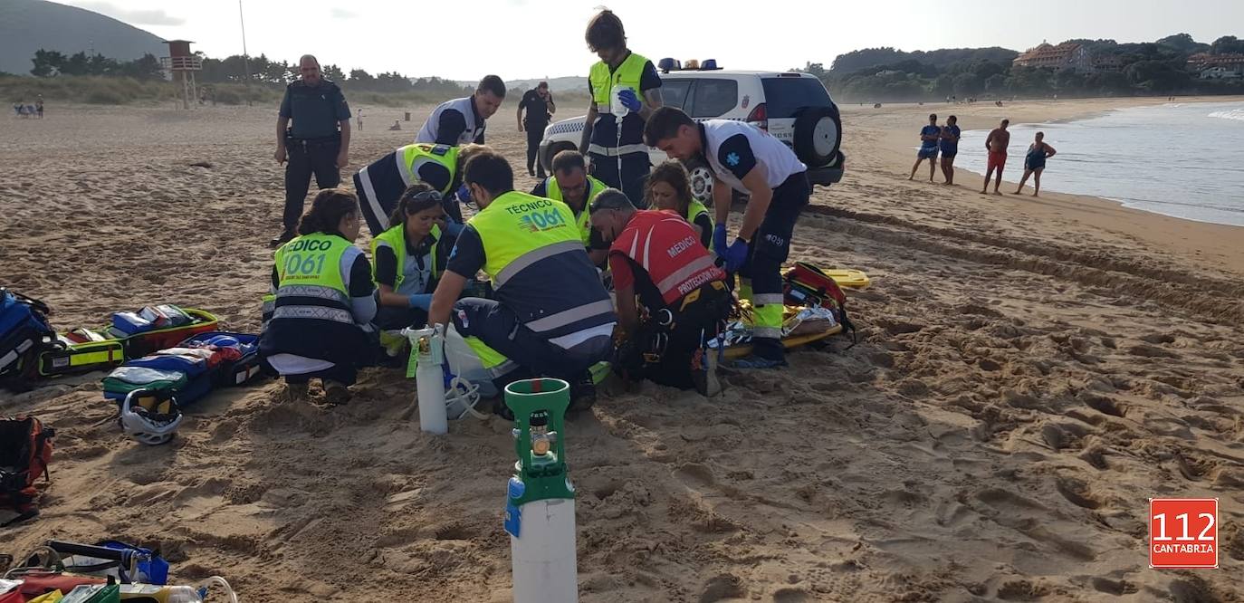 Momento en que los efectivos del 061 efectúan la reanimación en la playa de Joyel. 